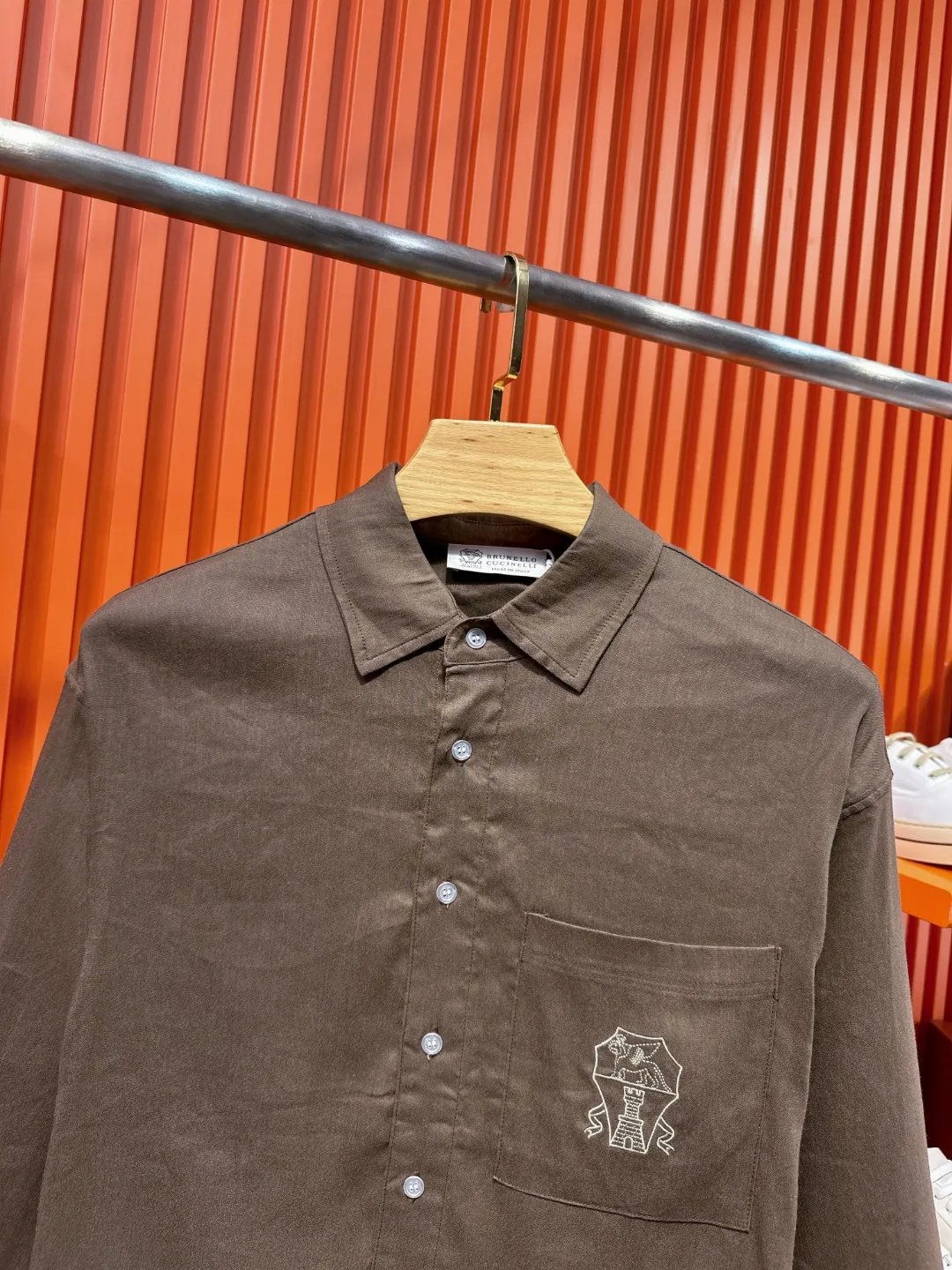 BRUNELLO CUCINELLI Brunello Cucinelli BC Bc slightly wide version M-XXL (the suit does not come apart, 💯Tencel linen) 26SS Brunello Cucinelli autumn and winter models are hotly shipped｜Exclusive customization Official website counter Same Style BC🌟Casual suit·Old money style Middle Eastern Tencel linen fabric The top shirt 👔 has a small lion and ball micro badge on the chest 🪡 embroidery, the pants 👖 a small lion and ball micro emblem 🪡 embroidery are made of 100% 💯 Tencel linen, soft to the touch and not easy to deform, with anti-pilling technology, the upper body is extremely comfortable, solid color lapel shirt 👔 pants 👖, solid color ribbed edges full of details. The simple version is not flattering to the body shape, and the original fabrics are standard. The skin-friendly and breathable texture is suitable for all daily scenes. It can be switched between commuting and leisure with one click. It shows high-end taste in a low-key manner, and provides comfort and style throughout autumn and winter. The inner hemming is evenly and meticulously routed, and the texture and texture are super soft. It is very light and soft, and feels extremely delicate and silky. The finer the yarn, the harder it is to work, and it is very time-consuming and material-consuming. It is a super rare product. The particularity of the fabric of each piece of clothing makes it silky soft and smooth. The unique embroidery pattern on the chest, you can feel its softness and smoothness when it comes into contact with the skin! The overall design is simple and grand, continuing Classic. The calm and elegant Classic color scheme naturally exudes a casual, elegant and sophisticated style, highlighting the style of a major manufacturer. Fabric, quite wide and comfortable. Delicate, easy to wear, dry, breathable and non-stick. The texture is light and there is no pressure on the upper body, as if it can breathe. Whether it is wiring, cutting or hardware configuration, it is the highest level of craftsmanship. Every detail is meticulous and quite elegant! The minimalist style structure is grand, natural, and highly recognizable. The upper body will never go wrong with the matching performance, and there is no doubt about it! Color: Linen Coffee Brown Size: M-3XL Size chart: Top size chart: M: Shoulder width 52-Bust 54-Length 69 L: Shoulder width 54-Bust 56-Length 71 XL: Shoulder width 56-Bust 58-Length 73 XXL: Shoulder width 58-Bust 60-Length 75 3XL: Shoulder width 60 - Bust 62 - Length 77 Pants size chart: M: Seat circumference 107 - Waist circumference 78 - Pants length 103 L: Seat circumference 111 - Waist circumference 82 - Pants length 105 Sitting circumference 123 - waist circumference 94 - pants length 111